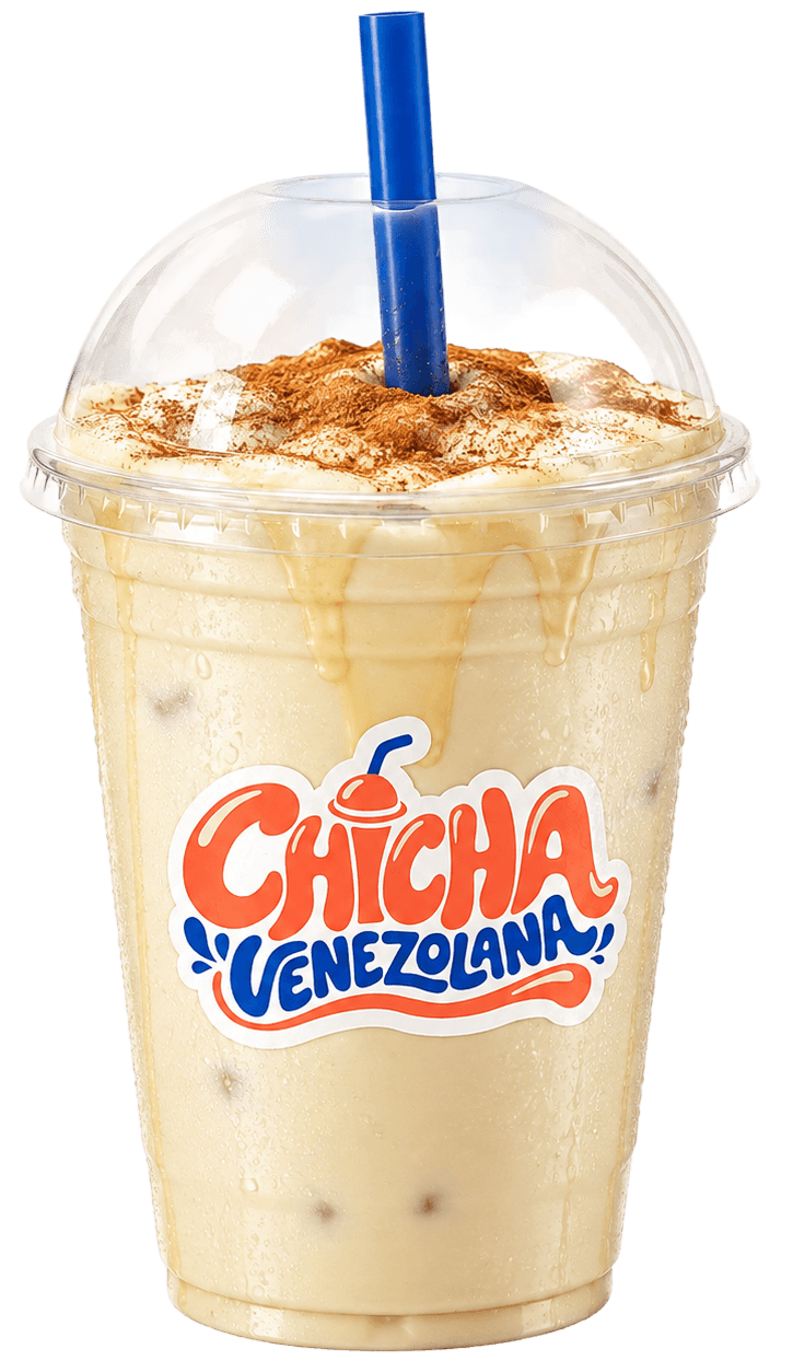 Vaso transparente de chicha venezolana cremosa con leche condensada, canela y tapa cúpula.